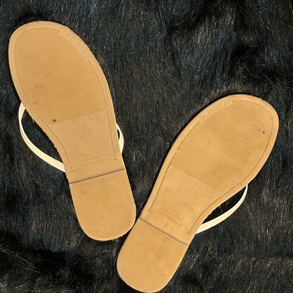 Old Navy Patent leather strap flip flops size 9, like new. - Picture 2 of 2